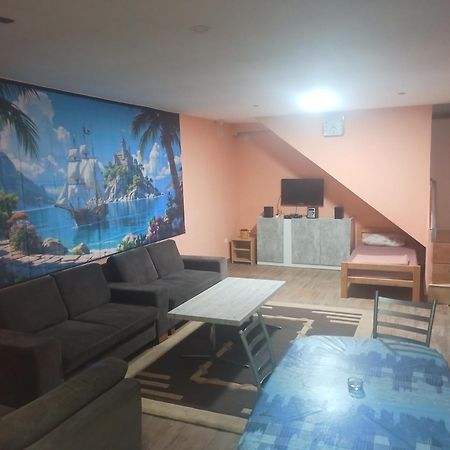 Red Apartman Требине Екстериор снимка