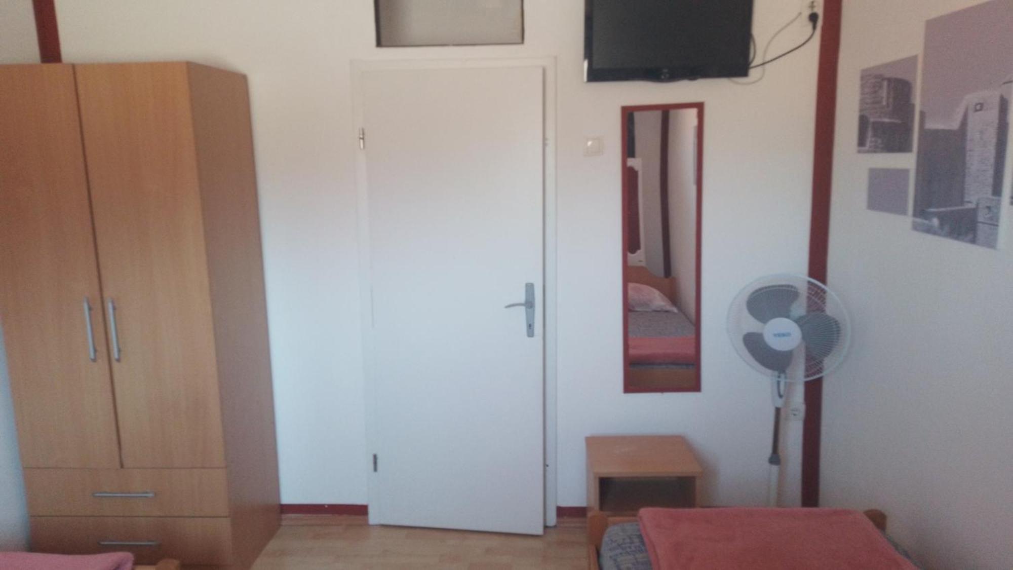 Red Apartman Требине Екстериор снимка