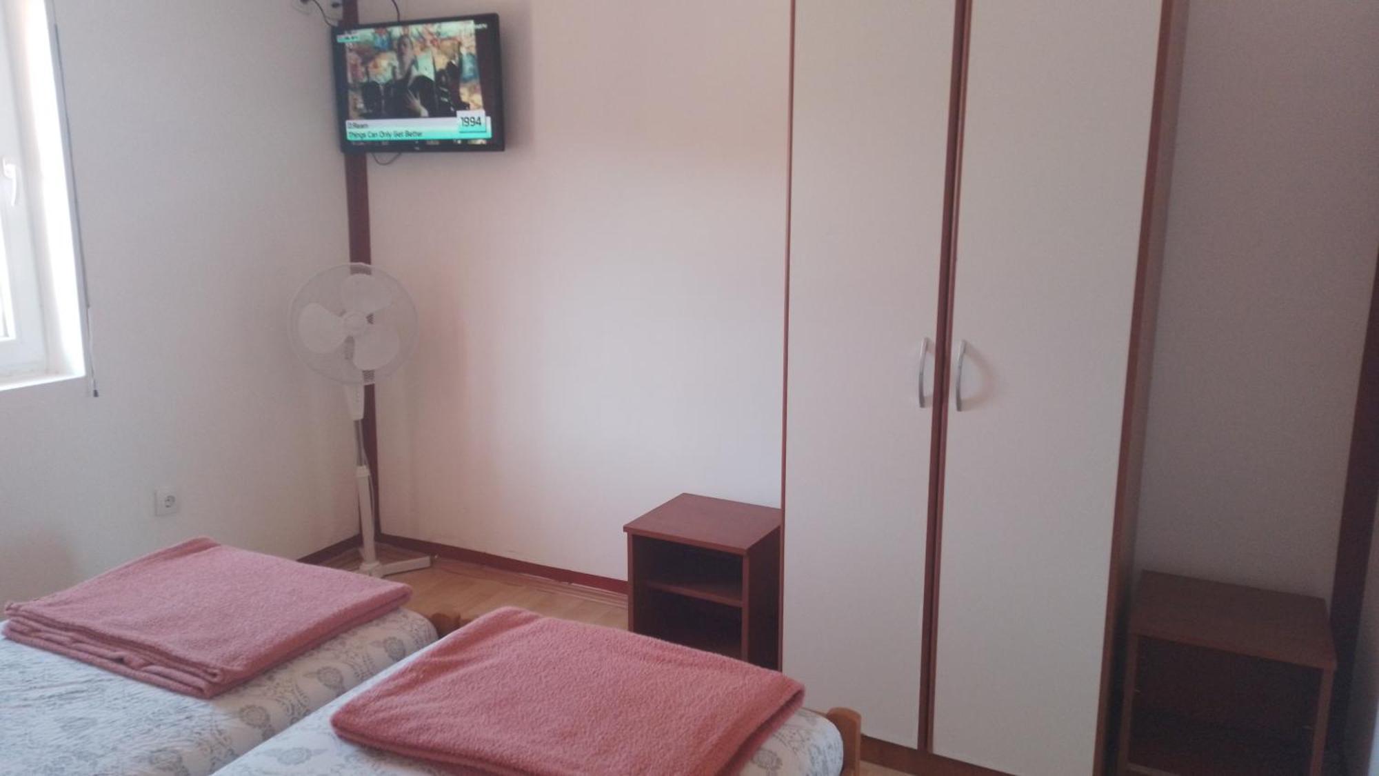 Red Apartman Требине Екстериор снимка