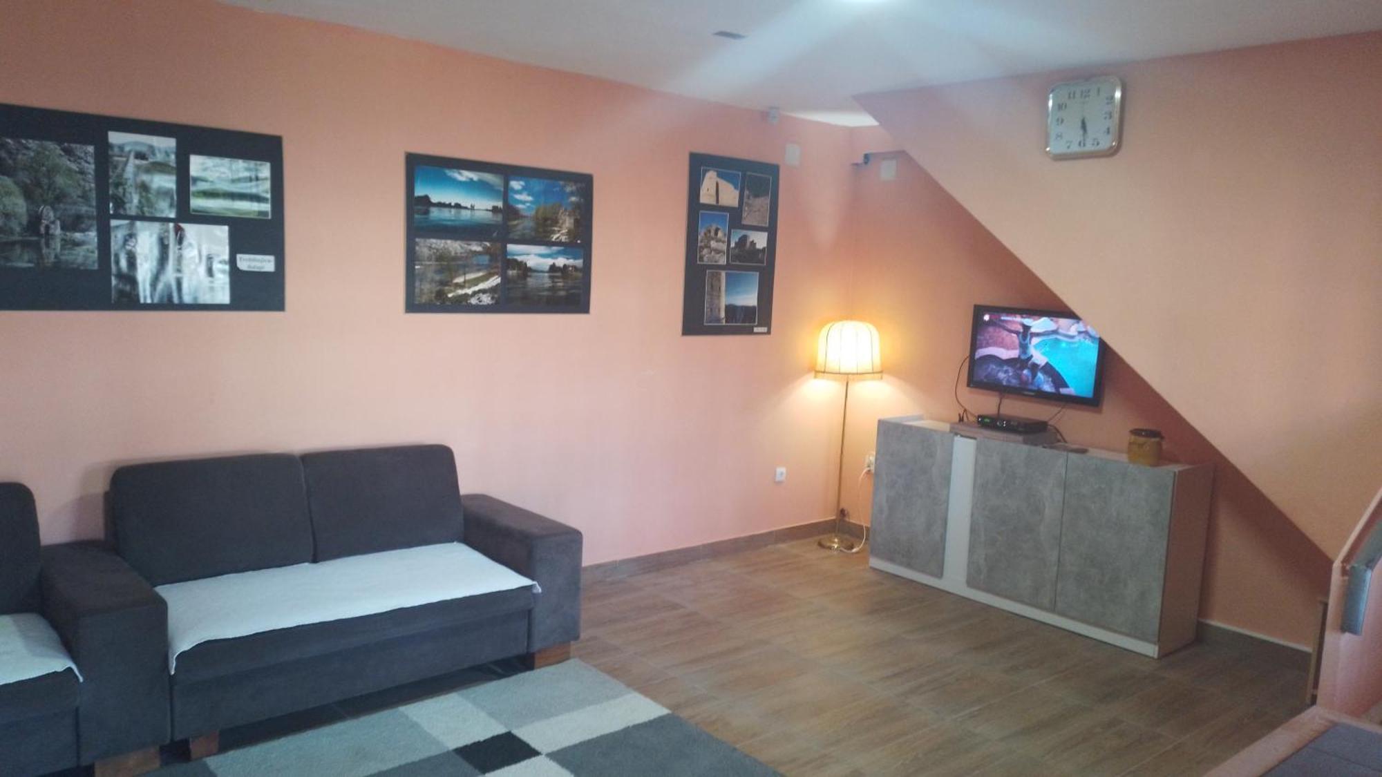 Red Apartman Требине Екстериор снимка