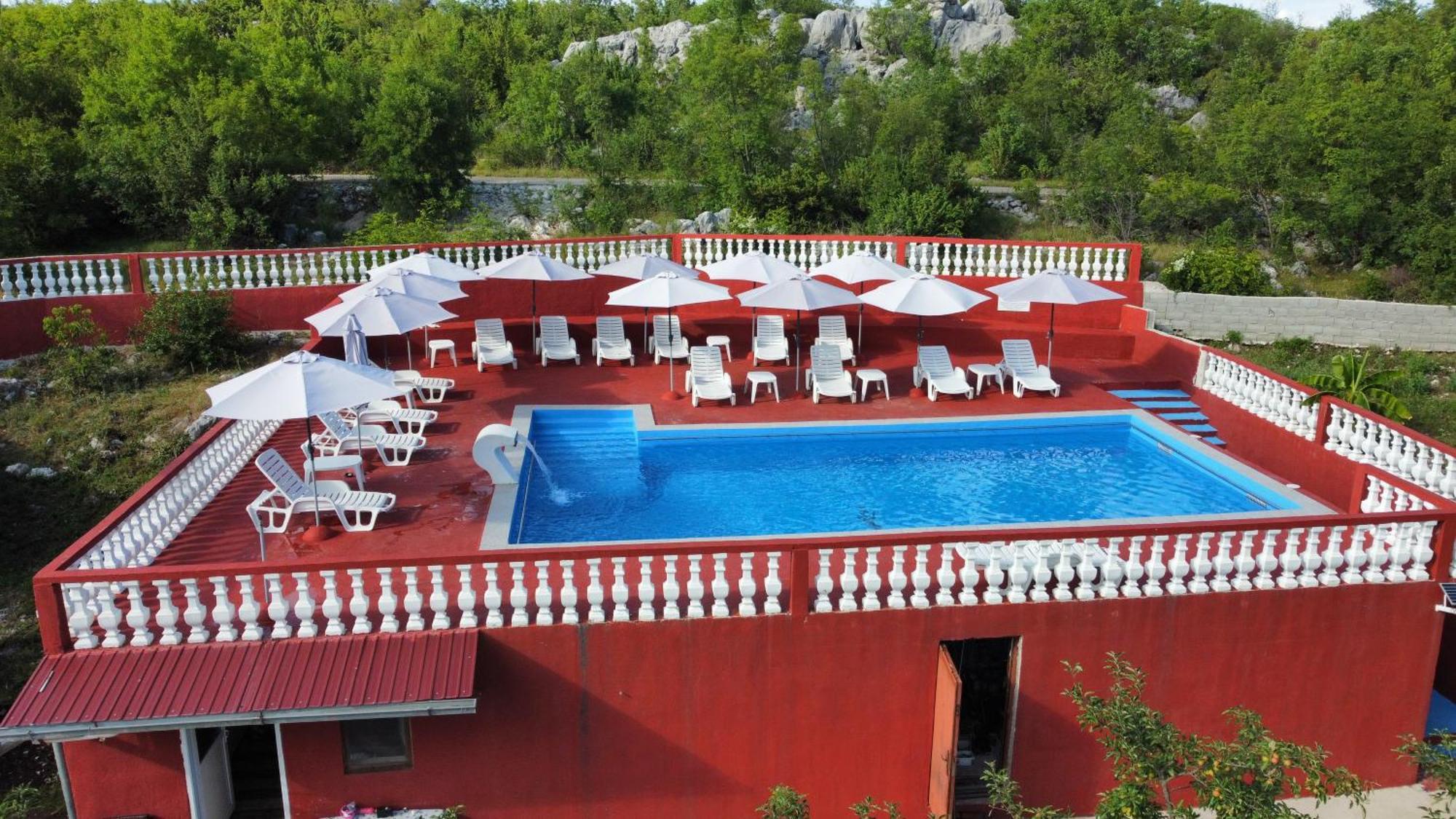 Red Apartman Требине Екстериор снимка