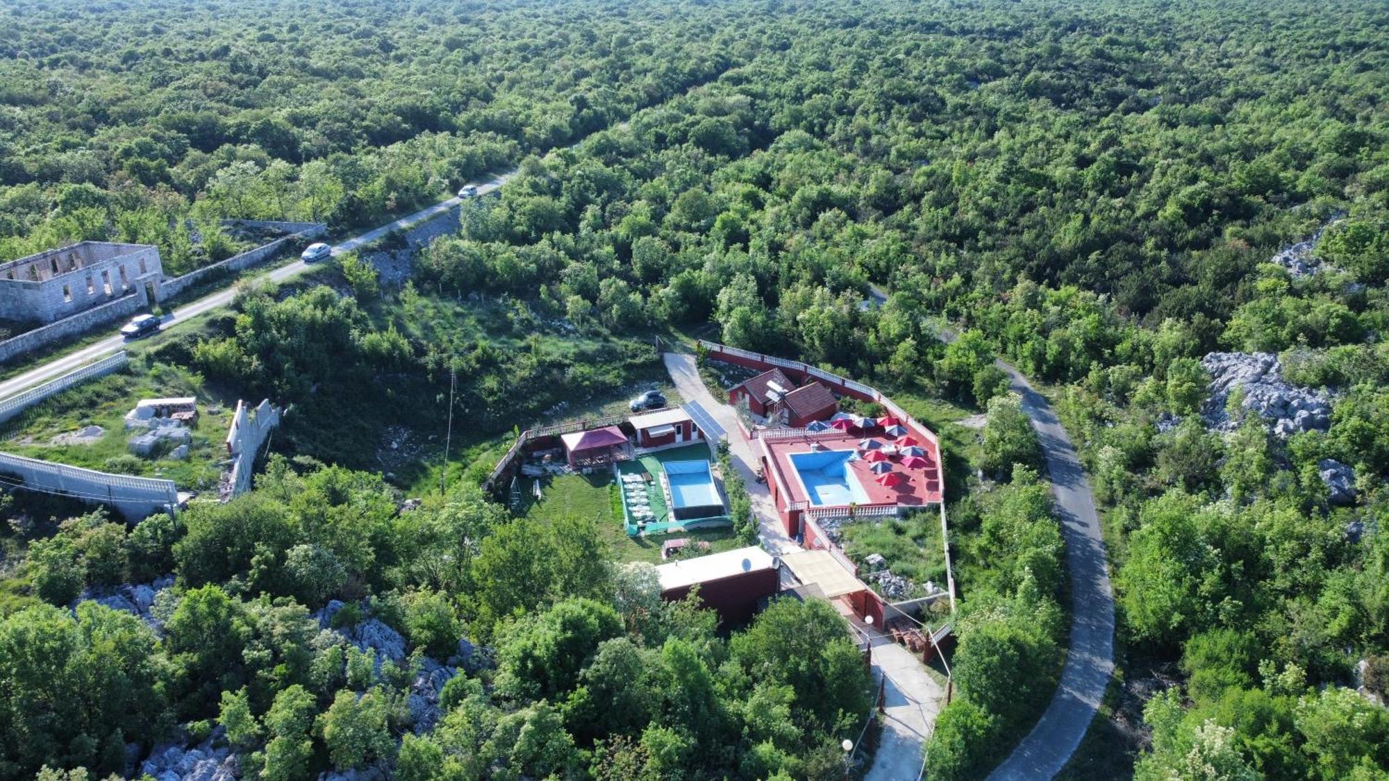 Red Apartman Требине Екстериор снимка