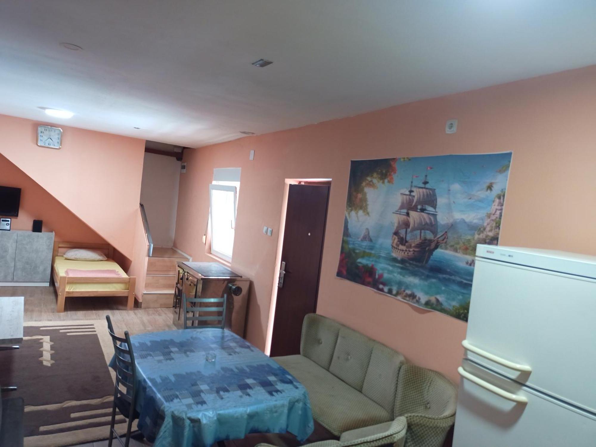 Red Apartman Требине Екстериор снимка