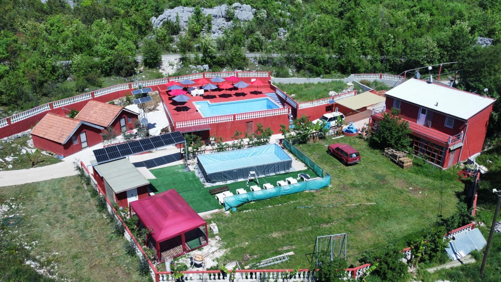 Red Apartman Требине Екстериор снимка